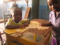 Durch eine Spende konnten in Ghana Schulmöbel neu angeschafft werden